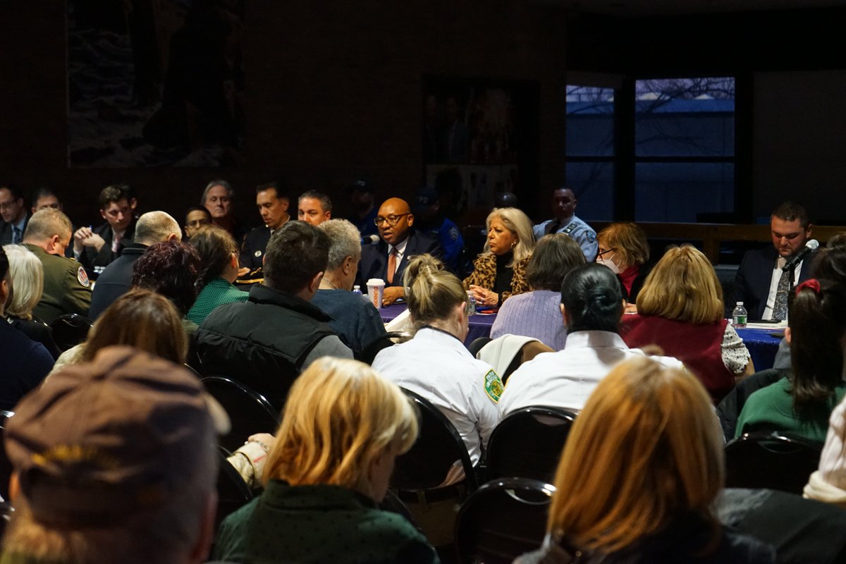 QnsBPRichards's tweet photo. From public safety to education to energy bills, there was no topic that went uncovered.

Grateful to spend the evening addressing area concerns with @CMvpaladino, the @NYPD109Pct, the @NYPD111Pct and all our city agency partners. This is how we build stronger communities. https://t.co/SSJqlFtukX