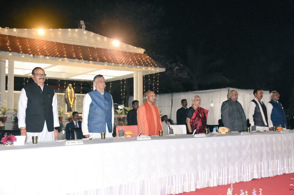 उत्तर प्रदेश की मा. राज्यपाल श्रीमती आनंदीबेन पटेल जी ने राजभवन में राज्य सरकार के मा. मंत्रियों और मा. विधायकों के लिए रात्रिभोज का आयोजन किया। इस कार्यक्रम में मा. मुख्यमंत्री श्री योगी आदित्यनाथ जी, मा. विधान परिषद के सभापति कुंवर मानवेंद्र सिंह जी, उपमुख्यमंत्री मा. श्री