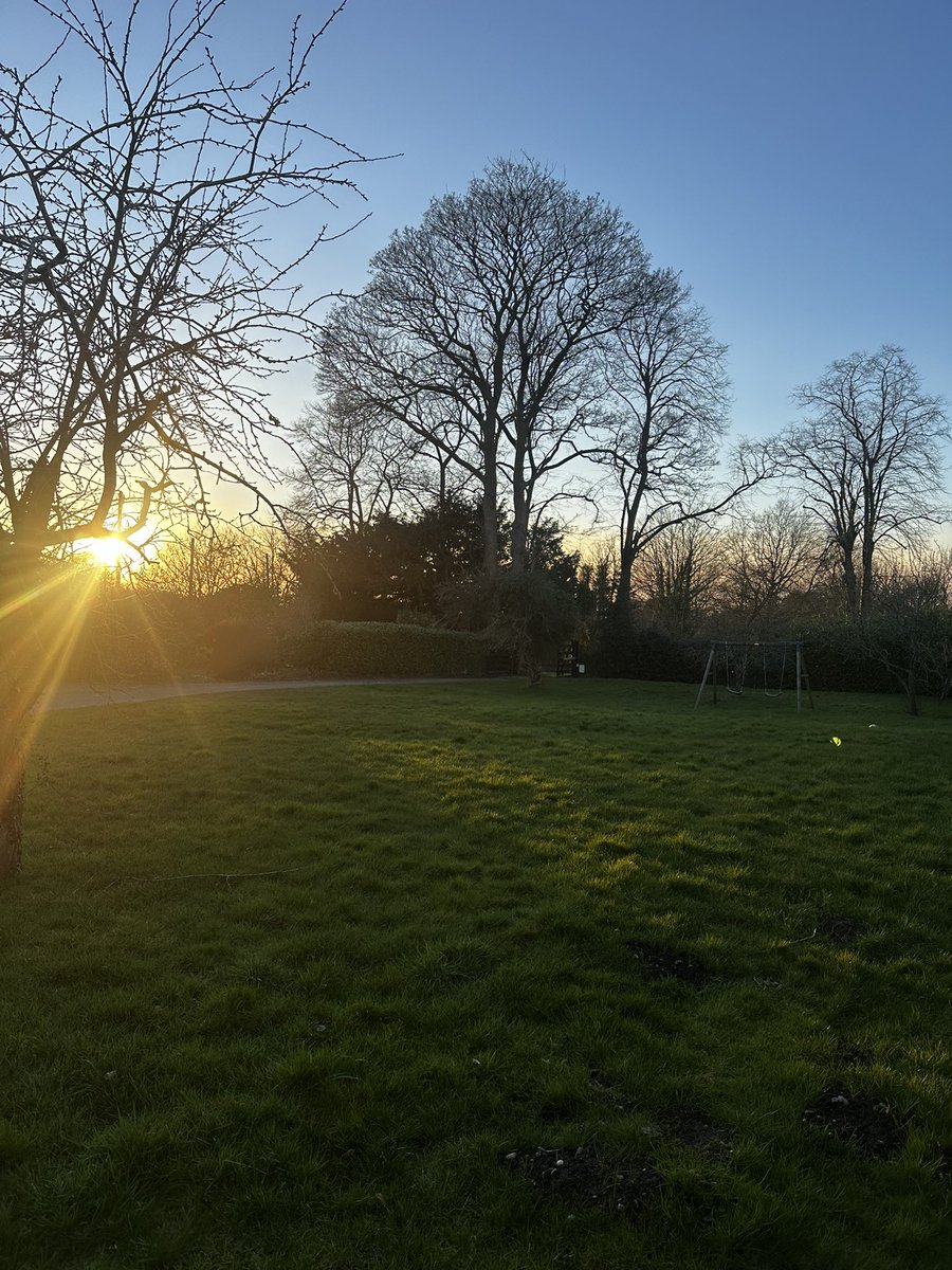 VfPhillips's tweet image. View from part of our garden tonight….  No filter…. Get the fucking BBQ on!!!!!! ☀️😂😂🥂#feelslikespring #notlong