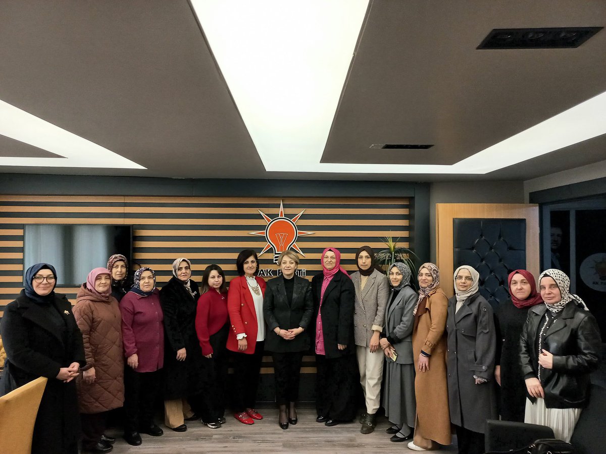 Derince İlçe Kadın Kolları Başkanımız Gülay Arslan ve yönetimi, İl Kadın Kolları Başkanımız <a href="/yyaseminozdemir/">Yasemin Özdemir 🇹🇷🇹🇷🇹🇷</a> ‘e hayırlı olsun ziyaretinde bulundular. 
Nazik ziyaretleri için teşekkür ederiz.

#KadınlarlaBüyükTürkiyeYolunda 
<a href="/RTErdogan/">Recep Tayyip Erdoğan</a>
<a href="/tugbaisikercan/">Tuğba IŞIK ERCAN</a> 
<a href="/AKKADINGM/">AK Parti Kadın Kolları</a>
<a href="/derinceAkkadin/">AK Kadın Derince</a>