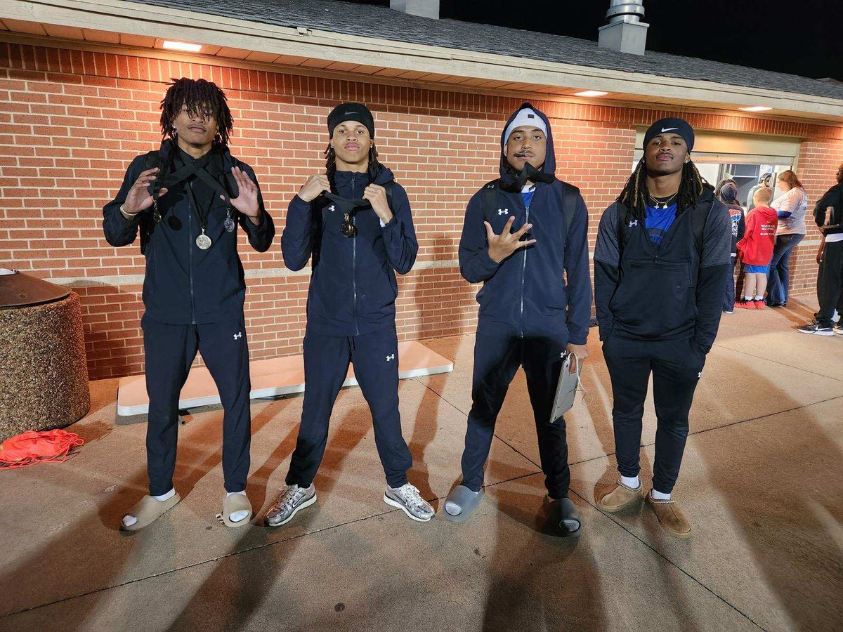 ayoojaq's tweet image. Fossil ridge pather relays 2nd 400 of the season 49.67 and 1 triple jump of the season 43-0🥇🥇🥈🥉
