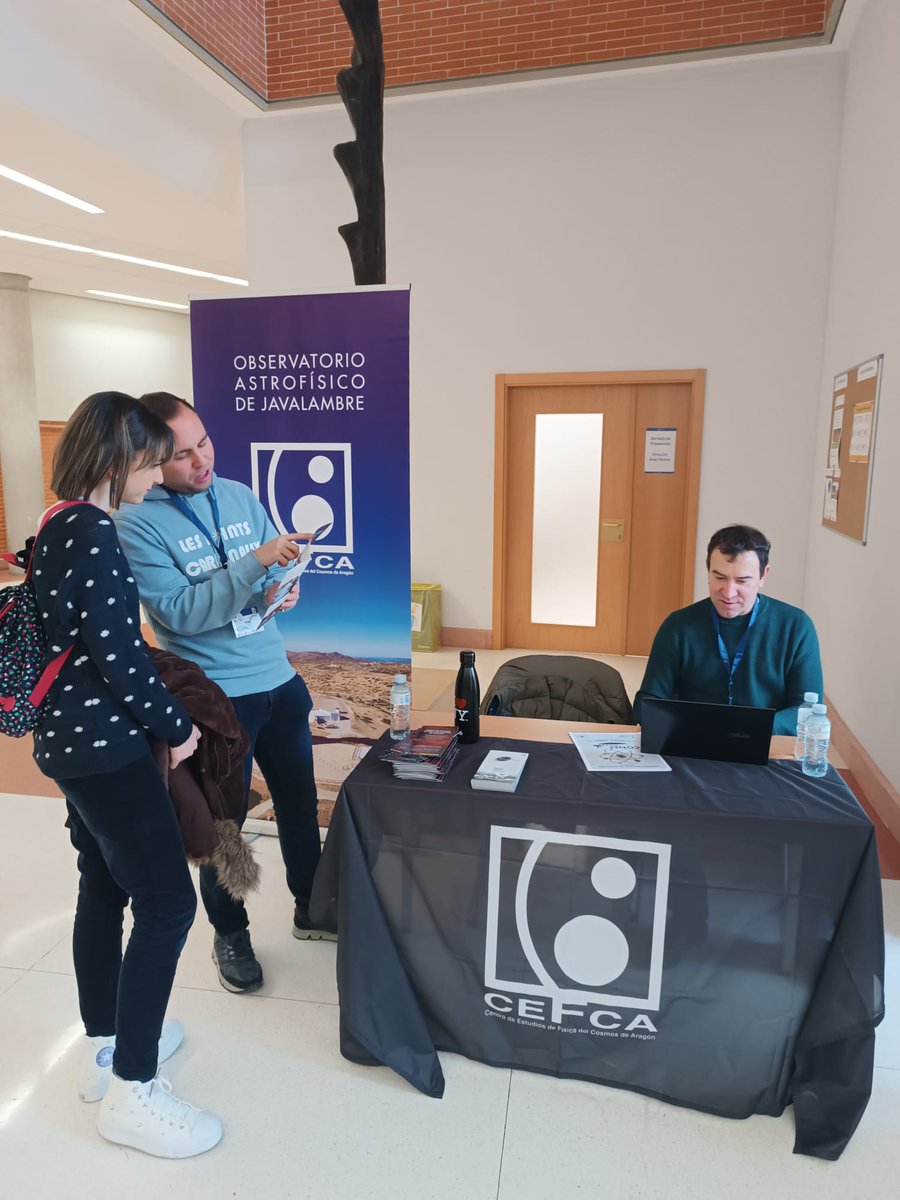 CEFCA_OAJ's tweet photo. Nuestra órbita hoy ha pasado por el @conef_es 

🪐🌟💻 El subdirector científico, Carlos López, y David Fernández, investigador Postdoctoral han sido los encargados de trasladarles a los estudiantes de Física las oportunidades que ofrece el @CEFCA_OAJ . 

Y no han parado ⬇️⬇️ https://t.co/nZrb88SBg3