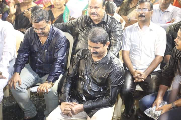 மழை வெயில்னு பாக்காம மக்கள் பிரச்சனய கையிலெடுத்து அத பேசு பொருளாக்கி அதற்கு தீர்வு காணுற சமகால புரட்சியாளன் சீமான்

அற்பஅரசியல் பழிவாங்கலுக்காக அவர்மேல அவதூறுபரப்பி அதுல குளிர்காய நினைக்கிற அதிகாரவர்க்க திராவிட சொறிநாய்கள் மக்கள் முன் அம்பலபட்டு நிற்பார்கள்

#அடக்குனா_அடங்குற_ஆளா