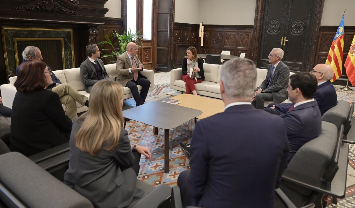 🔥L'alcaldessa rep als coordinadors del llibre 'Dret Faller. Estudis sobre el règim jurídic de les falles valencianes' <a href="/Felix_Crespo_/">Felix Crespo</a> i Juan Mª Martínez Otero, professors de Dret de <a href="/UV_EG/">Universitat València</a> i <a href="/UPV/">Universitat Politècnica de València</a>
👨‍⚖️L'objectiu és promoure la investigació sobre la regulació jurídica de les #Falles.