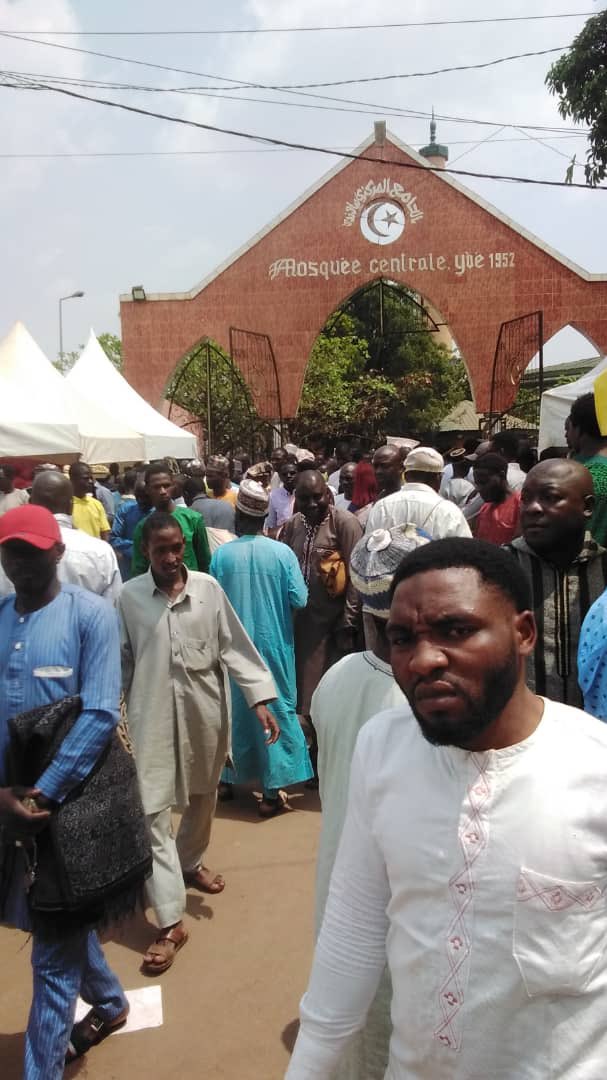 MincommerceCMR's tweet photo. #RAMADAN : En soutien aux fidèles musulmans, le #Mincommerce a lancé ce 28 février à #Yaoundé, une campagne spéciale de vente de produits de grande consommation. Cette initiative se déroule simultanément dans d'autres localités du territoire national. 
#ramadan2025
#Cameroun https://t.co/h3mg8NWmW1