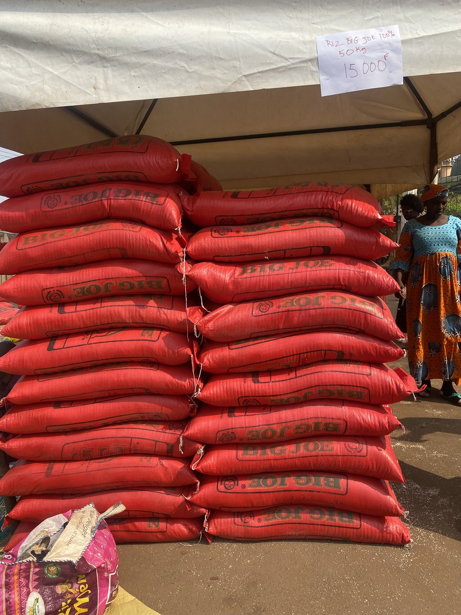 MincommerceCMR's tweet photo. #RAMADAN : En soutien aux fidèles musulmans, le #Mincommerce a lancé ce 28 février à #Yaoundé, une campagne spéciale de vente de produits de grande consommation. Cette initiative se déroule simultanément dans d'autres localités du territoire national. 
#ramadan2025
#Cameroun https://t.co/h3mg8NWmW1