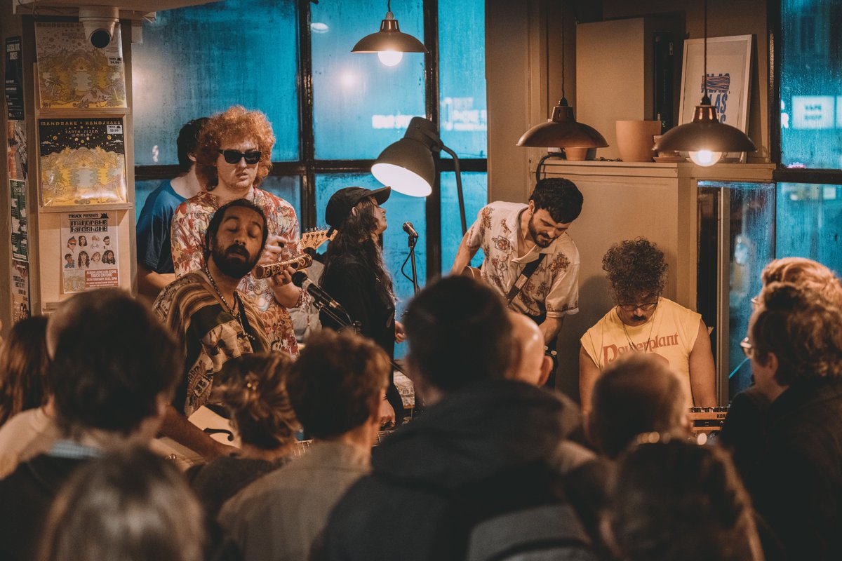 DINKED (@dinkededition) on Twitter photo Mandrake Handshake (<a href="/mdrakehshake/">Mandrake Handshake</a>) have been delivering their psych goodness to a few #DinkedEdition shops this past week 🌠
Here they are at <a href="/residentmusic/">resident</a>, <a href="/waxandbeans/">Waxandbeans</a> & <a href="/TruckWitney/">Truck Witney</a>
📸 - <a href="/iso400photo/">iso400 Mike</a>, <a href="/ianhanhamphotos/">Ian Hanham photography</a> Mandrake Handshake (<a href="/mdrakehshake/">Mandrake Handshake</a>) have been delivering their psych goodness to a few #DinkedEdition shops this past week 🌠
Here they are at <a href="/residentmusic/">resident</a>, <a href="/waxandbeans/">Waxandbeans</a> & <a href="/TruckWitney/">Truck Witney</a>
📸 - <a href="/iso400photo/">iso400 Mike</a>, <a href="/ianhanhamphotos/">Ian Hanham photography</a>