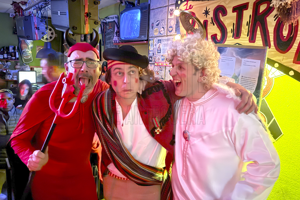 🎭 #Carnaval #Antequera 
👉 El Romancero nos ‘come la oreja’ con la voz de la conciencia.
#periodismoSOL 
⤵️ Todo el reportaje: elsoldeantequera.com/cultura/el-rom…