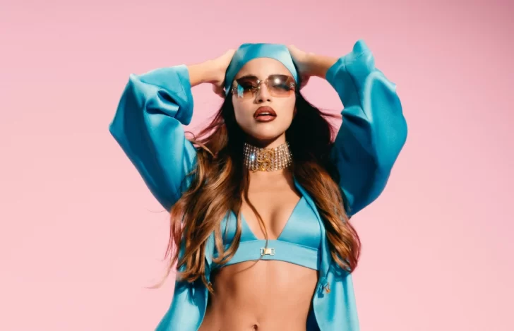 porqueTTarg's tweet photo. "Emilia Mernes": 

Porque se reveló que la cantante tomó la dura decisión de irse a vivir a Miami. https://t.co/rAEzUZd8aq