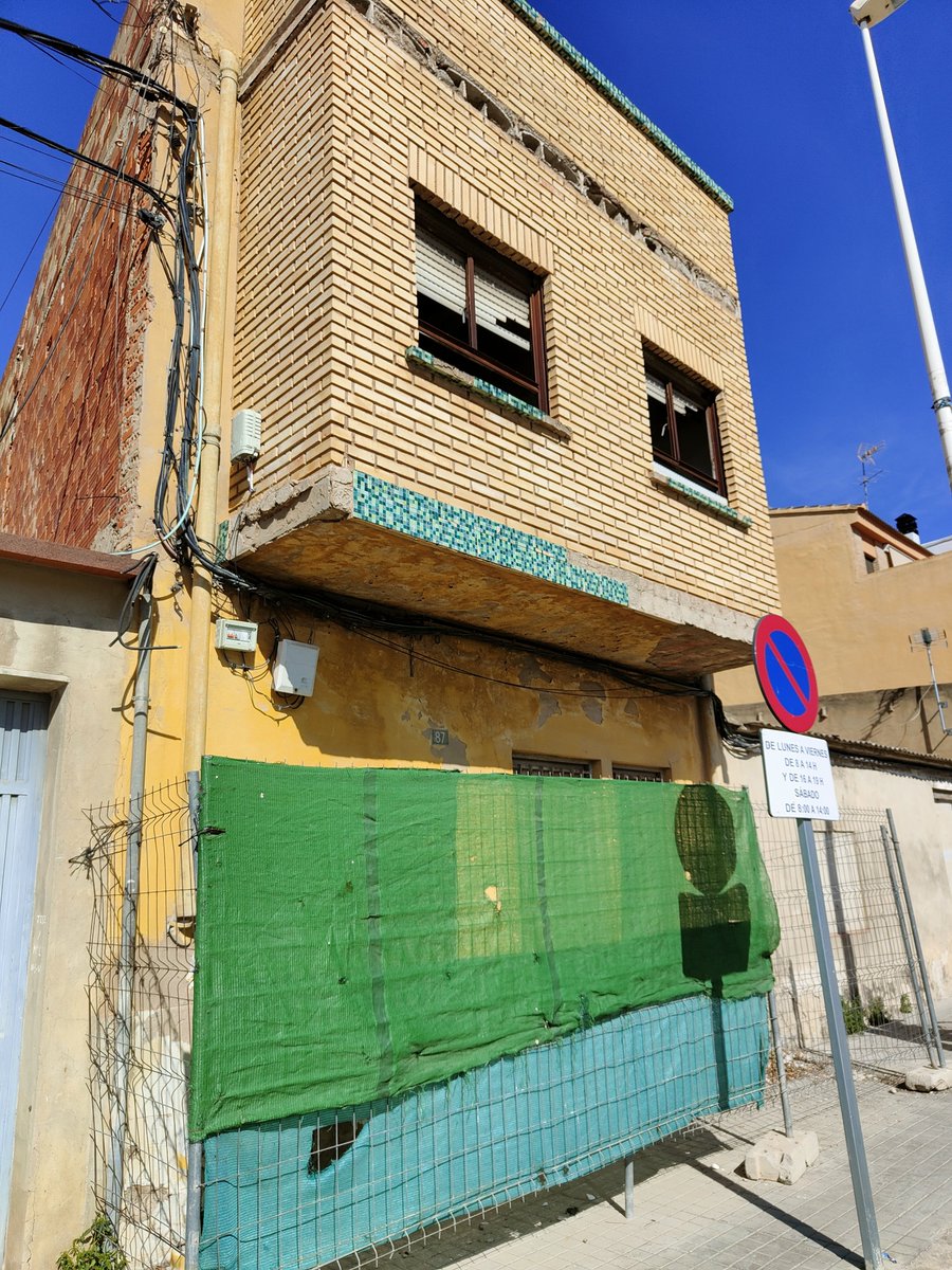 Enkar72's tweet photo. @aytolliria me parece vergonzoso que el edificio sito en Pla de L'Arc nº 87, lleve años en avanzado estado de deterioro con peligro de derrumbe (lo deduzco porque está vallado); impide con facilidad el paso de viandantes con movilidad reducida y el peligro que ello conlleva. https://t.co/Q8NvLpwky1