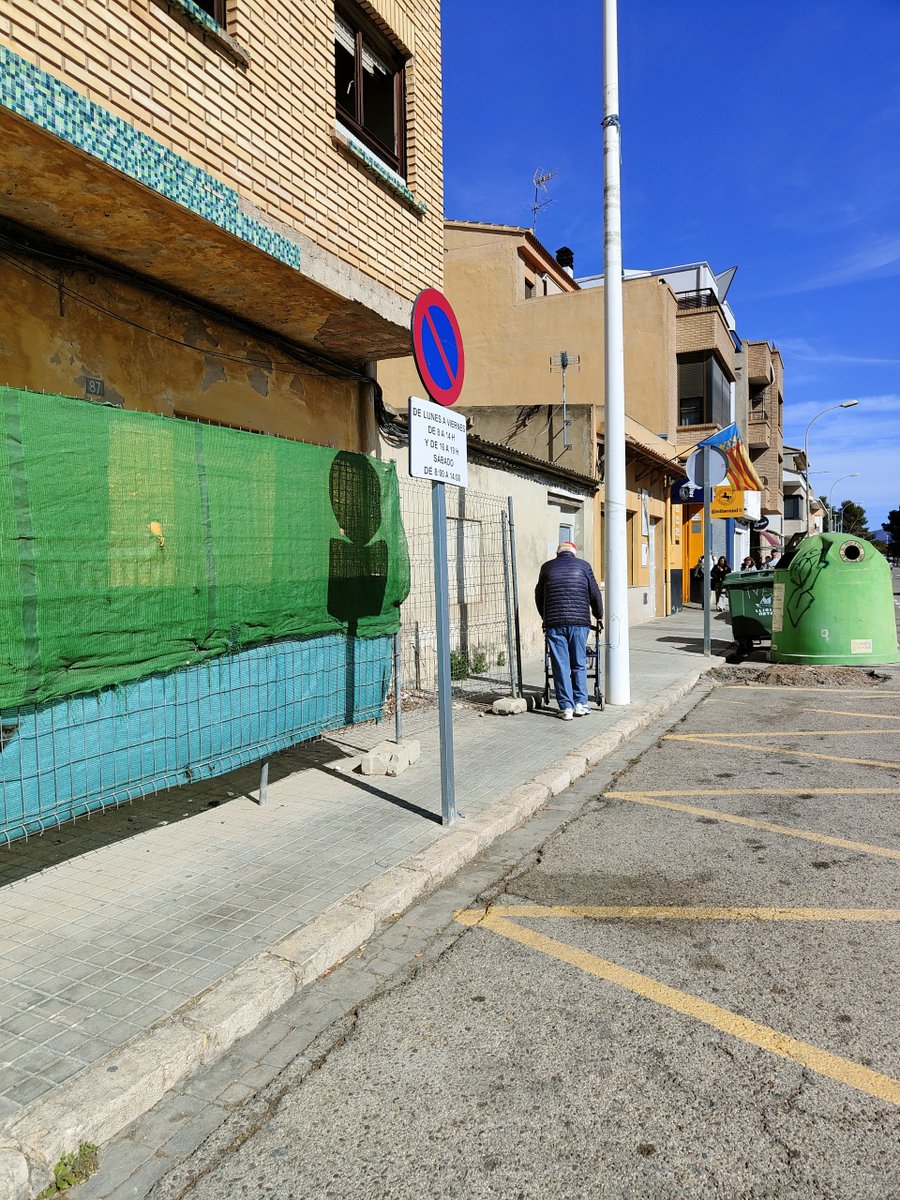 Enkar72's tweet photo. @aytolliria me parece vergonzoso que el edificio sito en Pla de L'Arc nº 87, lleve años en avanzado estado de deterioro con peligro de derrumbe (lo deduzco porque está vallado); impide con facilidad el paso de viandantes con movilidad reducida y el peligro que ello conlleva. https://t.co/Q8NvLpwky1