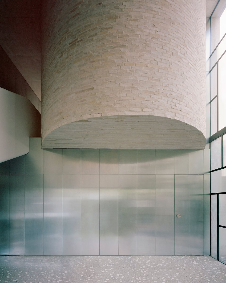 METALOCUS's tweet photo. Al sur de Australia, en South Yarra, el estudio de arquitectura Pandolfini Architects ha sido el encargado de proyectar la Casa South Yarra. Un edificio que visto desde fuera se percibe impenetrable, pero que una vez dentro de la parcela parece estar suspendido sobre el jardín, el gran ventanal lineal hace que el interior y el exterior se fundan en uno solo.
https://t.co/XmIuvTzPhz
A pleasant dialogue between materials. South Yarra House by Pandolfini Architects
https://t.co/6VPzMKj57p
