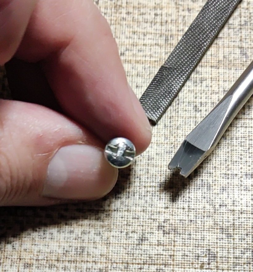 cgbernardino's tweet image. Se me engancha el cable de la aspiradora, voy a abrirla para arreglarlo y todos los tornillos son de estrella... menos uno random que es de "llévalo a la casa a reparar". #notinmywatch @DirtDevil mientras tenga una lima y un destornillador del chino.