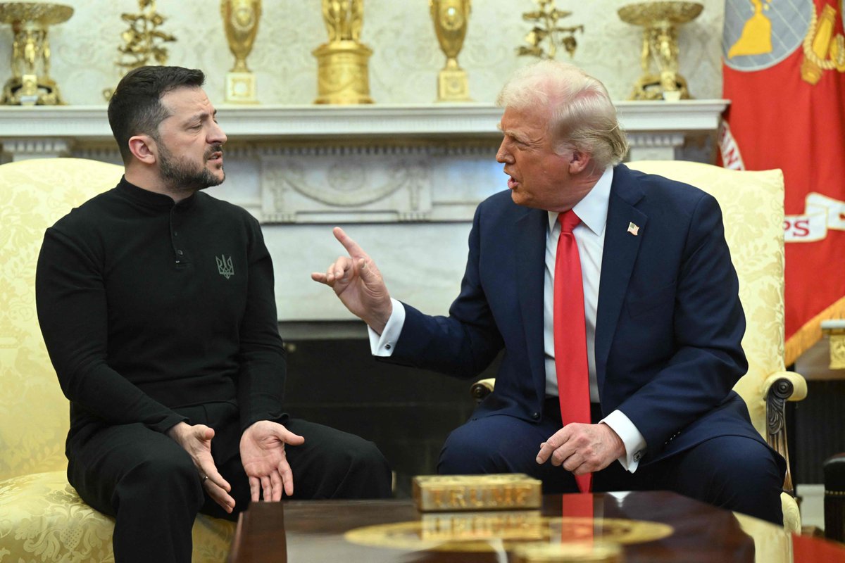 Agenzia_Ansa's tweet photo. Duro scambio tra Trump e Zelensky allo Studio Ovale con il presidente Usa che ha accusato il presidente ucraino di "mettersi in una pessima posizione". "Giochi con la III Guerra mondiale", ha poi urlato Trump. #ANSA
https://t.co/pZZricrhe1 https://t.co/AWKjdfqSFh