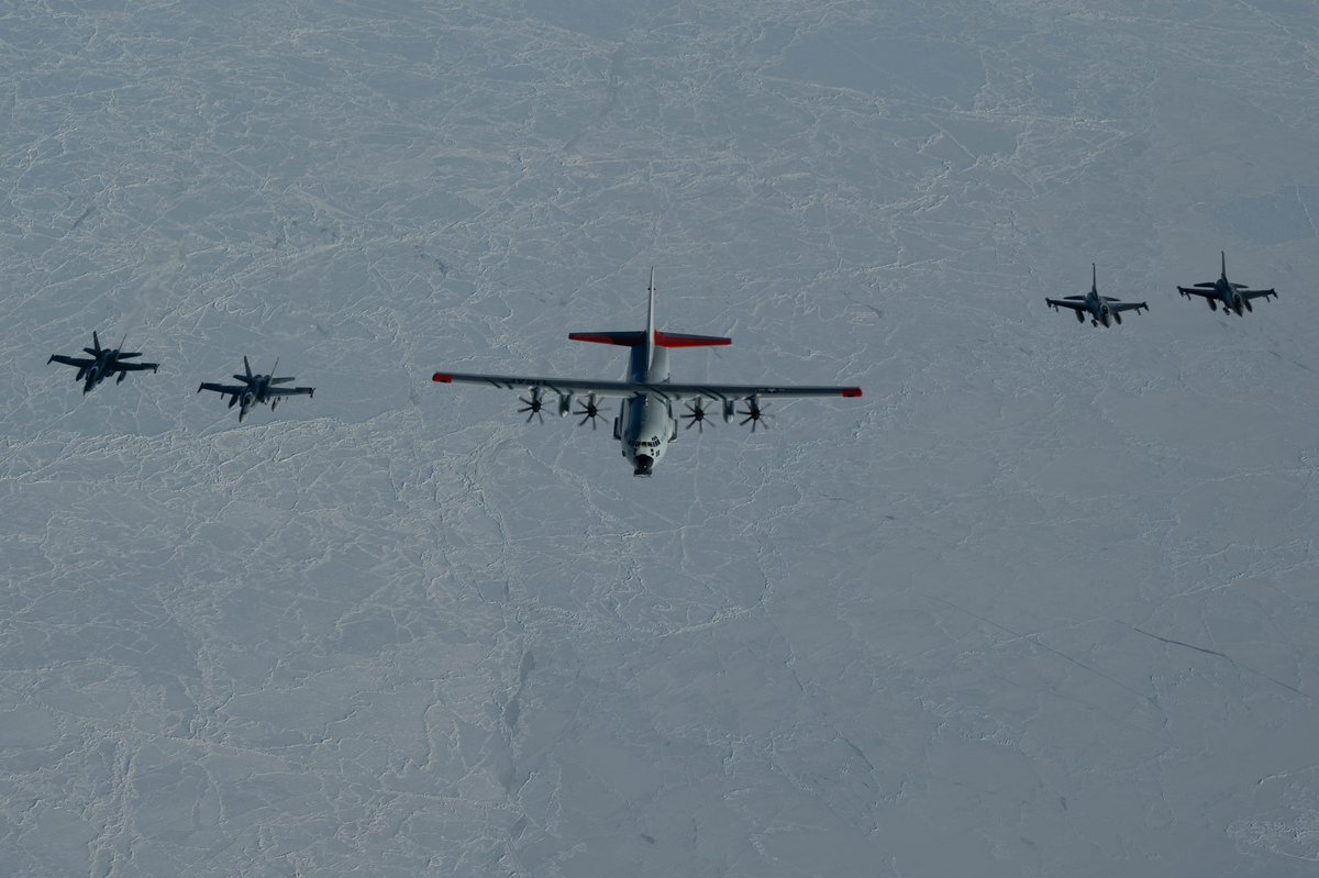 NORADCommand's tweet photo. We practise how we operate, together. 🇨🇦🇺🇸
This week #NORAD strengthened continuous #CANR #ANR inter-regional and binational integration by intercepting an #OpNANOOK @109thaw LC-130 simulating an #ONE target of interest
#ArcticSecurity #WeHaveTheWatch #TeamNorth https://t.co/kUvBO5ZDx5