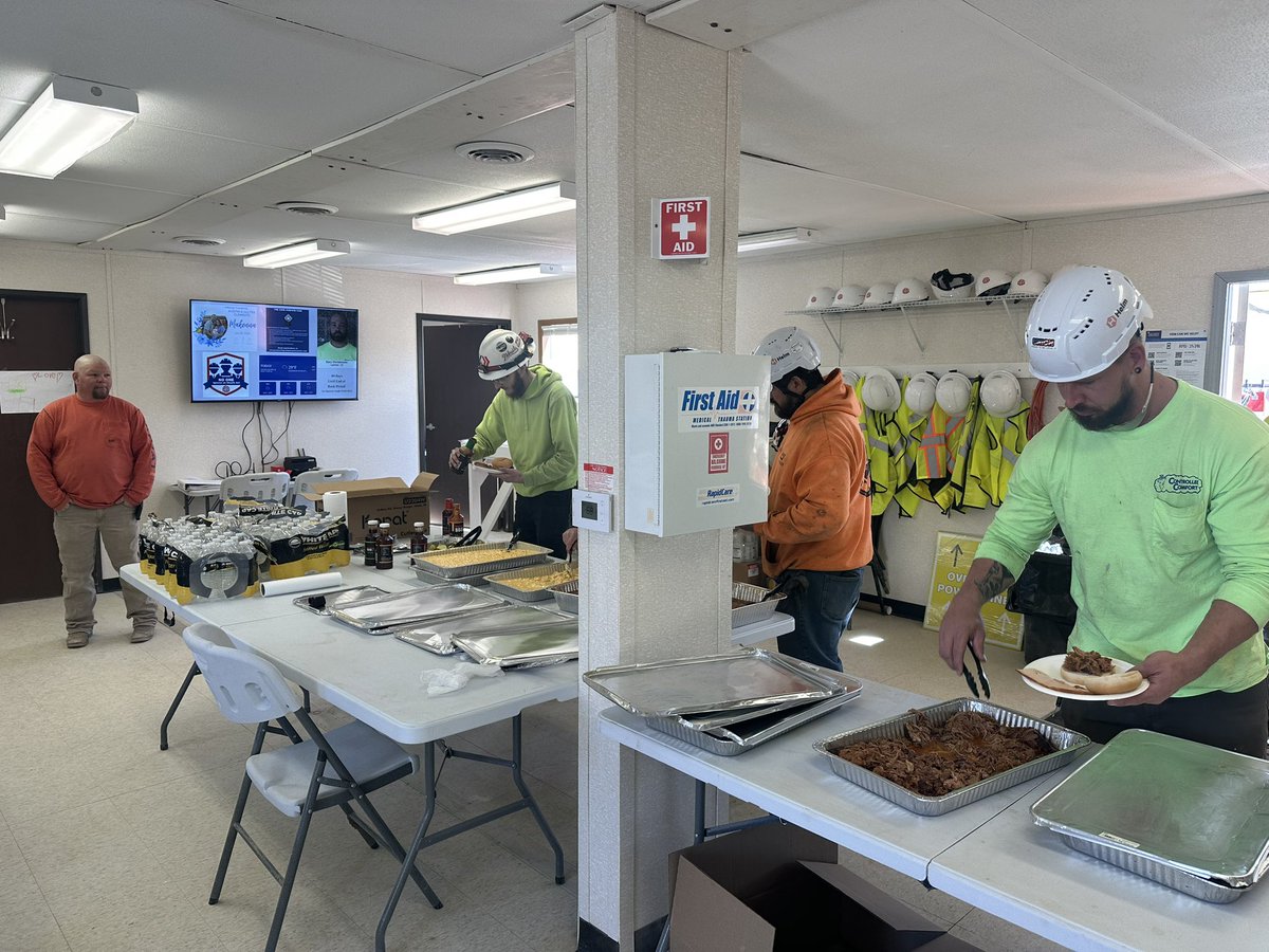 RyanRob145's tweet photo. @GrahamConstr safety lunch on our @AcadiaHealthca1 project in Council Bluffs, IA. Thank you @PorkyButtsBBQ for being a trusted partner 🐷 and helping us serve over 110 construction workers on site! https://t.co/cUhJAGxUrt