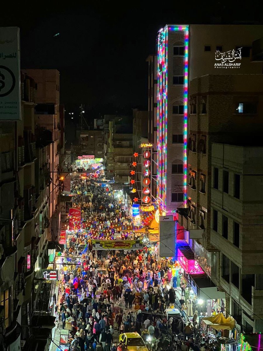 AnasAlSharif0's tweet photo. هذا ما وثقته في آخر رمضان قبل الحرب، حين كانت شوارع مخيم جباليا تنبض بالحياة رغم بساطة الإمكانيات، تتزين بالمصابيح وتملؤها روح الشهر الكريم.
واليوم، دمّرت إسرائيل المخيم وشرّدت أهله، فصارت المنازل ركامًا، والفرحة مجرد ذكرى تحت الأنقاض. https://t.co/aHRrOywk5U