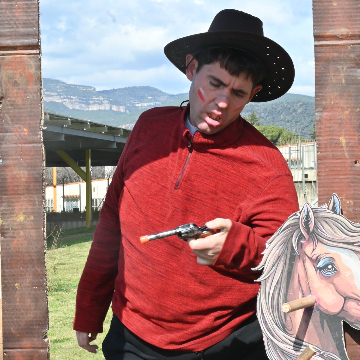 #carnestoltes . És la #festa per excel·lència on tot es capgira.
Aquest cop, #lagarriga es transforma en la conquesta i l'assentament de terres natives americanes a l'oest del riu Mississippi, a finals del segle XIX, on els nadius van estar prop de l'extinció.