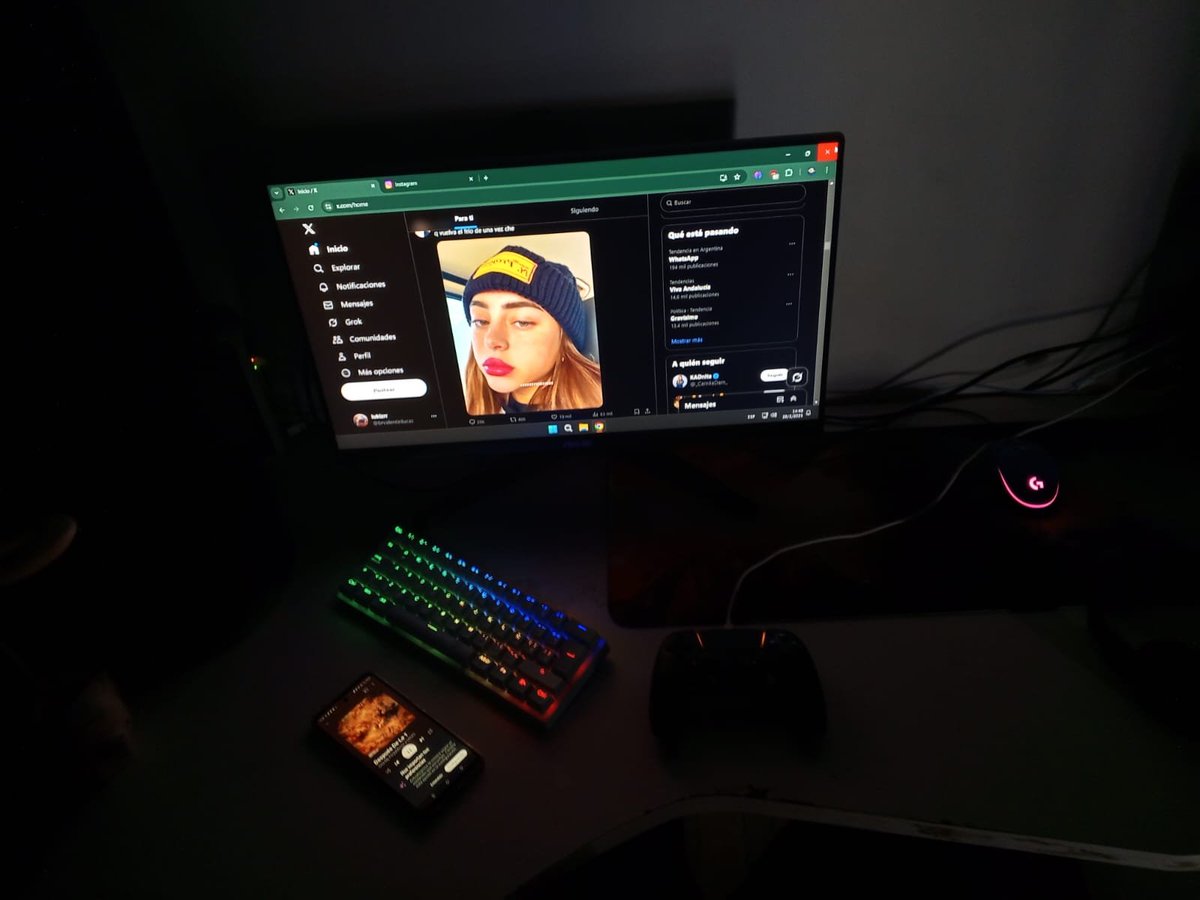 brvalentinlucas's tweet photo. @T6esportss PC: ryzen 7 5700G, 16GB, 480ssd. Monitor: (180hz) asus. Yostick (PS5). Perifericos: Teclado Mecánico 60%, T-dagger Arena Blue Tgk321b Rgb. Mouse Gamer Lightsync: G203 Logitech G Series Azul. Auriculares de la feria. la otra computadora de la izquierda es para ver el chat. https://t.co/vXgX1KKffl