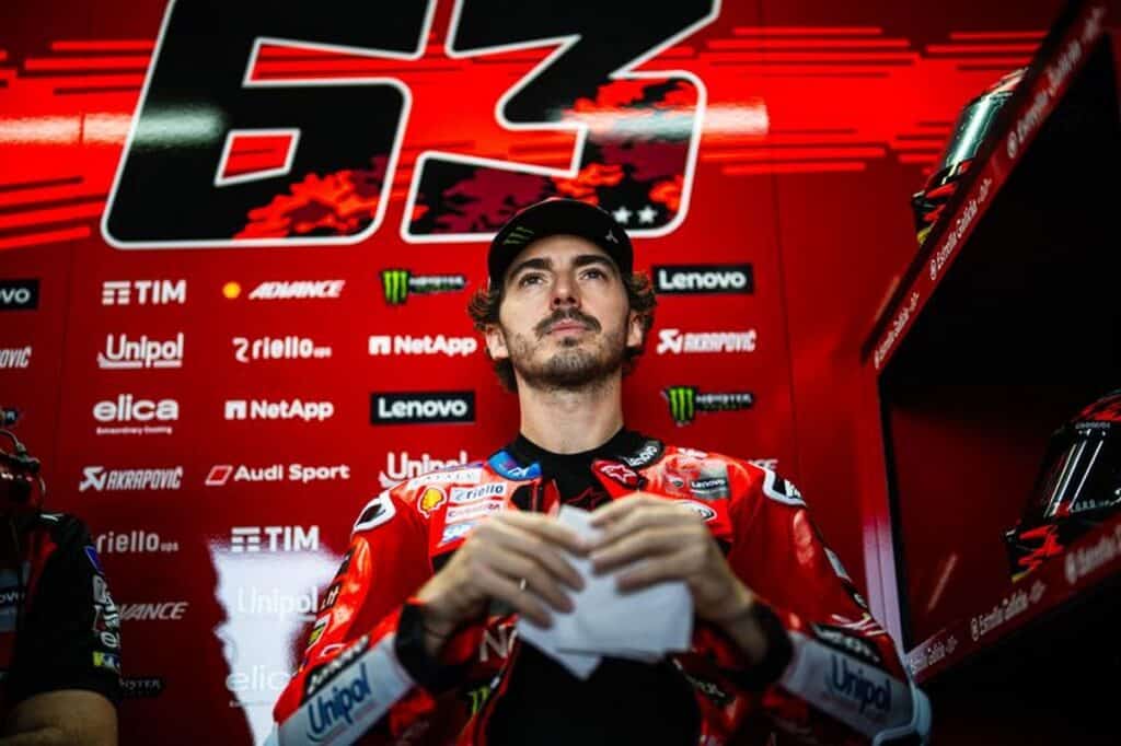 GP de Thaïlande : La Direction de Course s’excuse auprès de Pecco après une erreur humaine à Buriram. Un drapeau jaune sorti par erreur a annulé son meilleur chrono, le privant de la Q2. Ducati et Bagnaia, furieux, dénoncent une décision injuste.
#MotoGP #ThaiGP #Bagnaia
