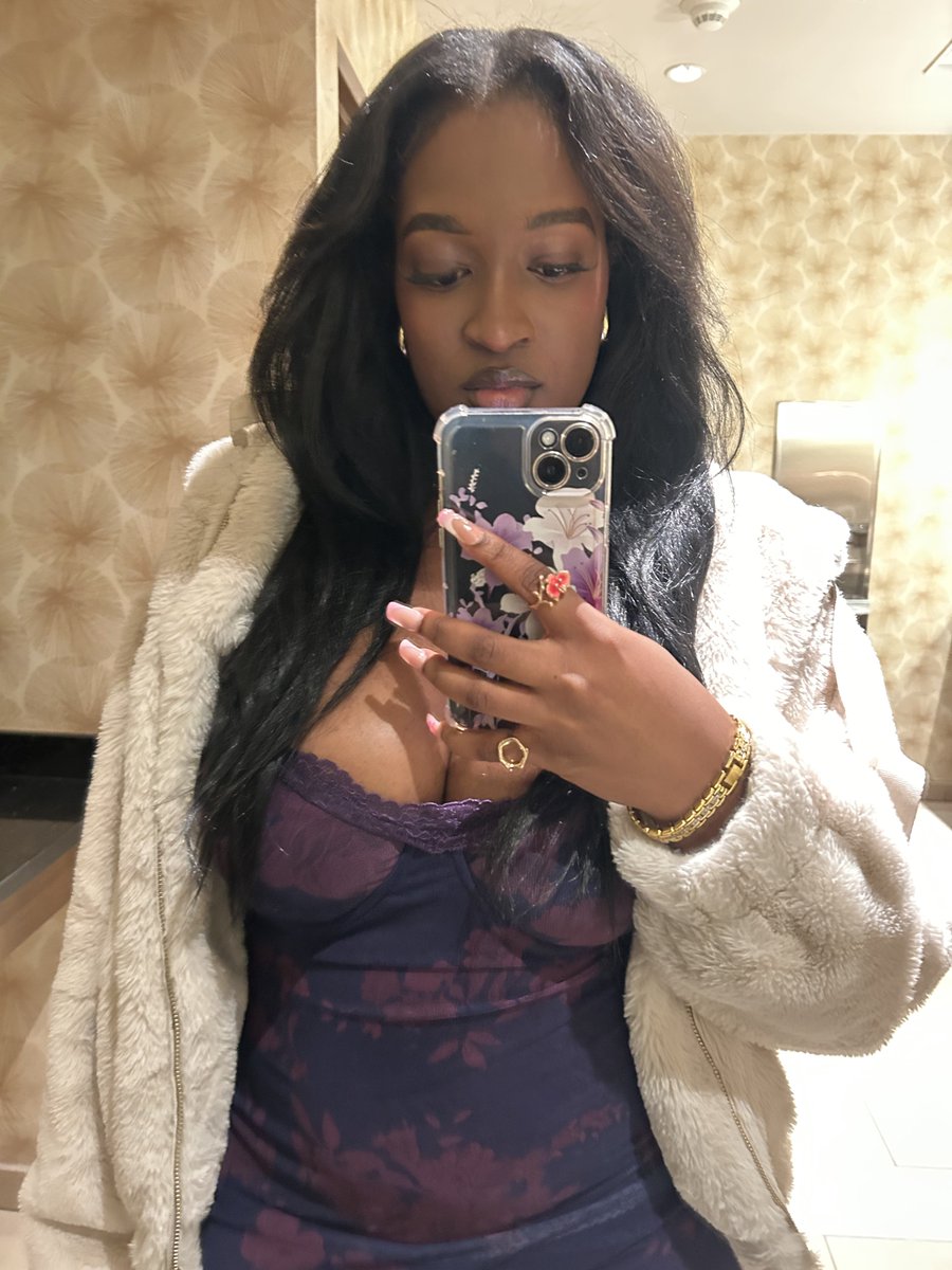 thelynnnnnB's tweet photo. no dump, just this look that I can't get over 💋 https://t.co/pssRzZ1YUN