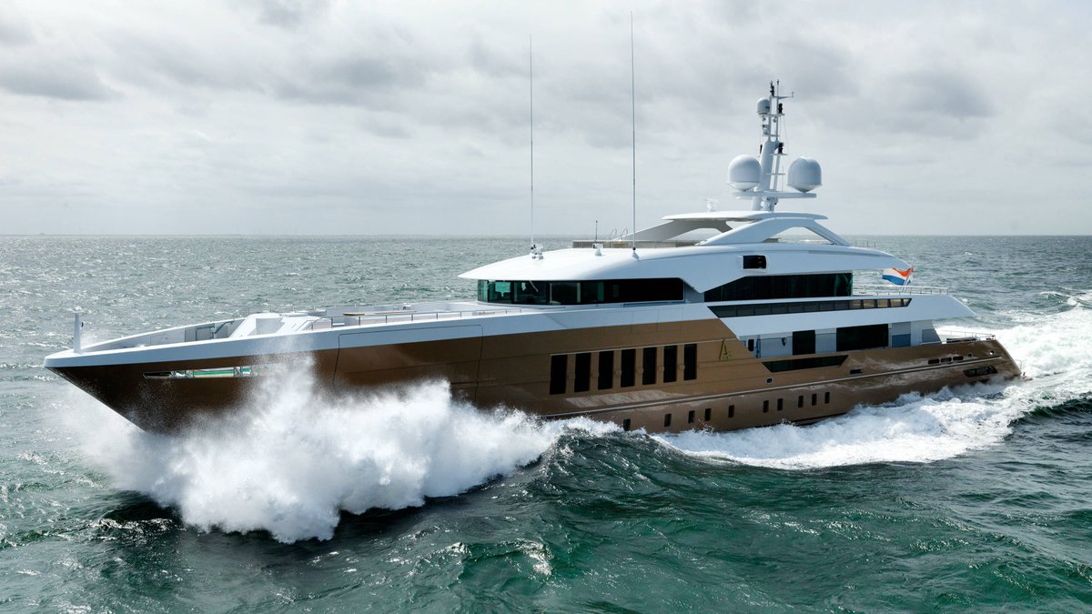 Who doesn't remember the Heesen with the PANTONE 17-1230 Mocha Mousse hull?
Read the article on our blog
heesenyachts.com/articles/the-2…

#heesen #superyacht #patone #mochamousse #FDHF