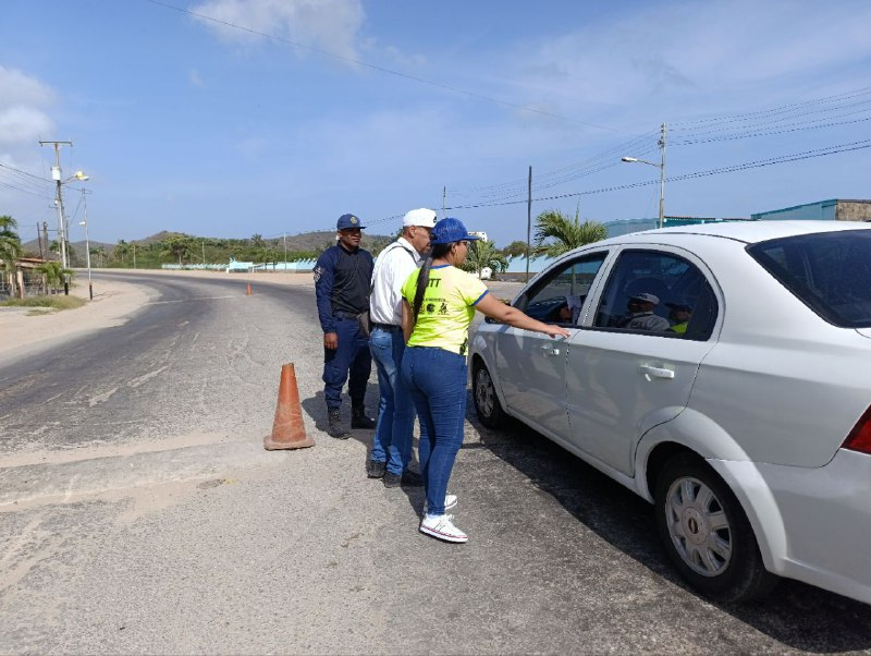 InttContigo's tweet photo. Servidores públicos del #INTTCarúpano en conjunto con #ProteccionCivil, el #DESAS y el #IAPES desde el punto de atención al ciudadano "COPEY", realizan orientaciones al uso correcto de los dispositivos de seguridad, en el inicio del Dispositivo Carnavales Felices y Seguros. https://t.co/6Mf0Dtlohv