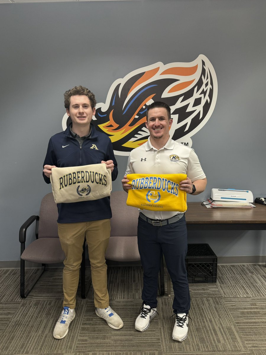 Get ready for the rivalry matchup tonight with some new RubberDucks crewnecks! 

🛒: bit.ly/49SbKwF