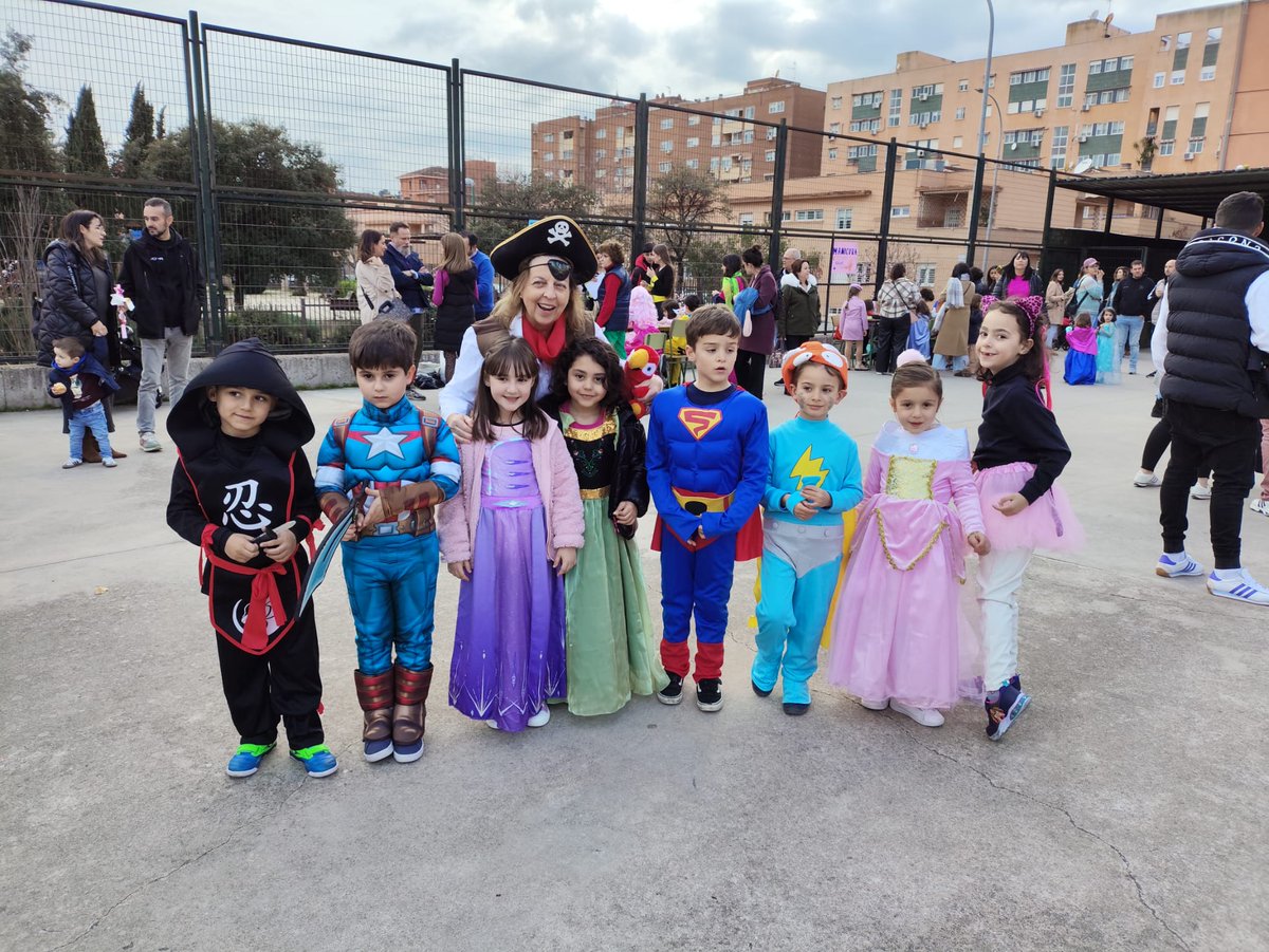 🎭✨ Nuestro #ColegioGiner se ha transformado en una fiesta llena de alegría, creatividad y mucho espíritu carnavalero. 

En el Giner no solo aprendemos, sino que crecemos juntos. Porque la familia es la que tenemos en casa, pero también la que construimos en nuestro colegio. 💙