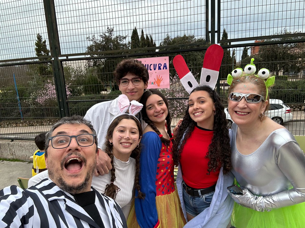 GinerCaceres's tweet photo. 🎭✨ Nuestro #ColegioGiner se ha transformado en una fiesta llena de alegría, creatividad y mucho espíritu carnavalero. 

En el Giner no solo aprendemos, sino que crecemos juntos. Porque la familia es la que tenemos en casa, pero también la que construimos en nuestro colegio. 💙 https://t.co/923GvF8G4D