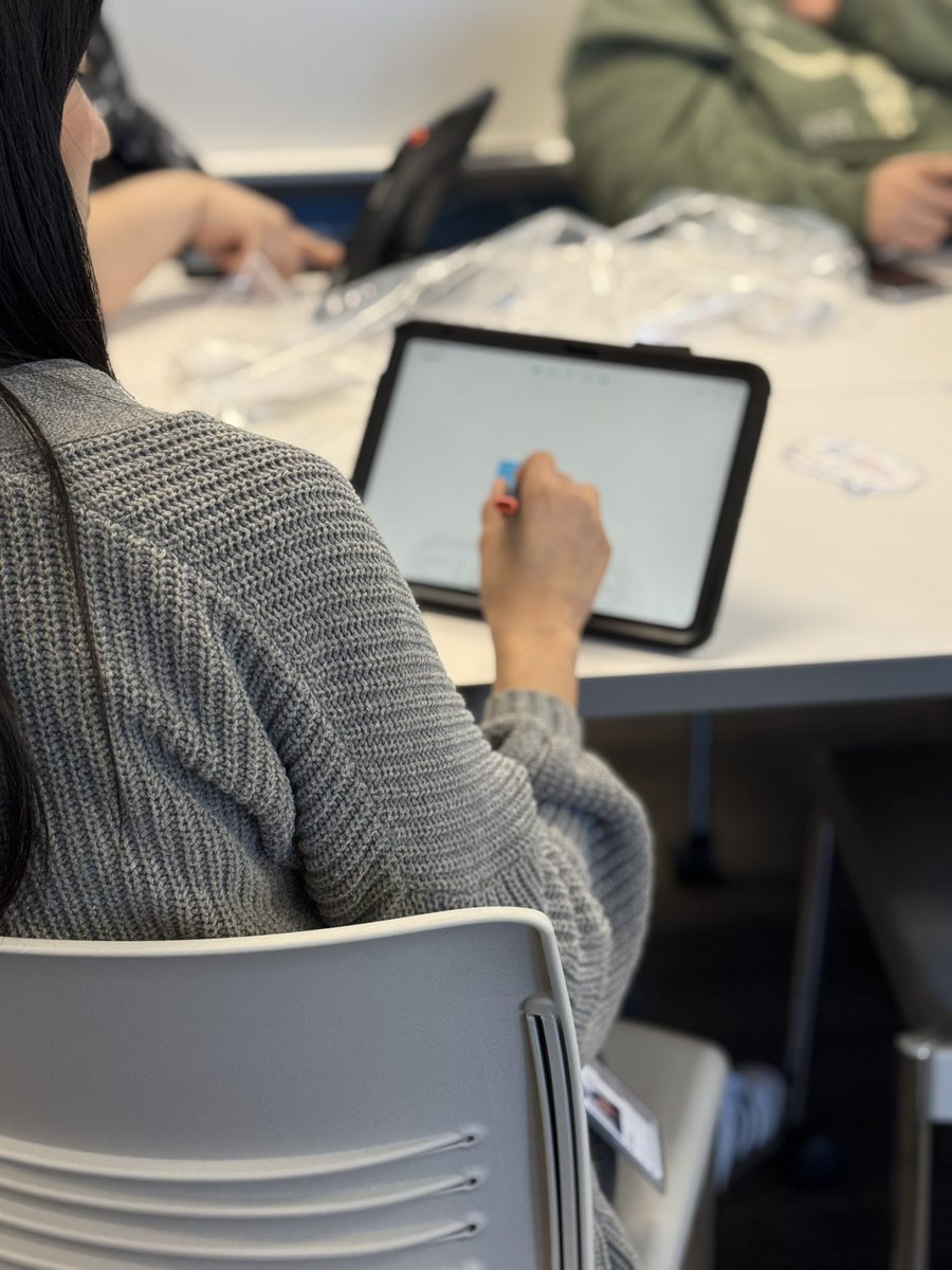 🐻 <a href="/NorthrichBears/">Northrich Elementary</a> staff are getting their new equipment today with support from <a href="/MrsKelseyOrd/">Kelsey Ord</a>! Modeling of live text and exploration of #Freeform are part of our <a href="/RISDiTeam/">RISD iTeam</a> refresh PL. #RISDBeTheOne