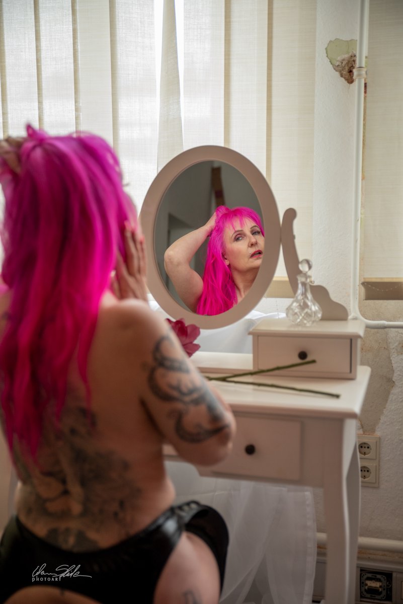 Am Schminktisch in Strapse und sonst nackt.

Fotograf: Werner Schricker

#schiessbudenhexe #pinkhair #tattoo #model #spiegel #sexy #erotic #bestager