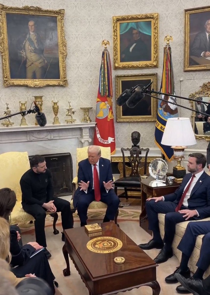 Kakav tužan kraj stand up komičara. Iskoristili ga kao klovna da ratuje sa Rusijom i sad ga ponižavaju uživo. Zbog lažnih demokrata i glupana iz EU poginule su stotine hiljada Ukrajinaca i Rusa. Kakvo javno sramoćenje.
Ovaj lutak je to zaslužio, ali žao mi Rusa i Ukrajinaca.