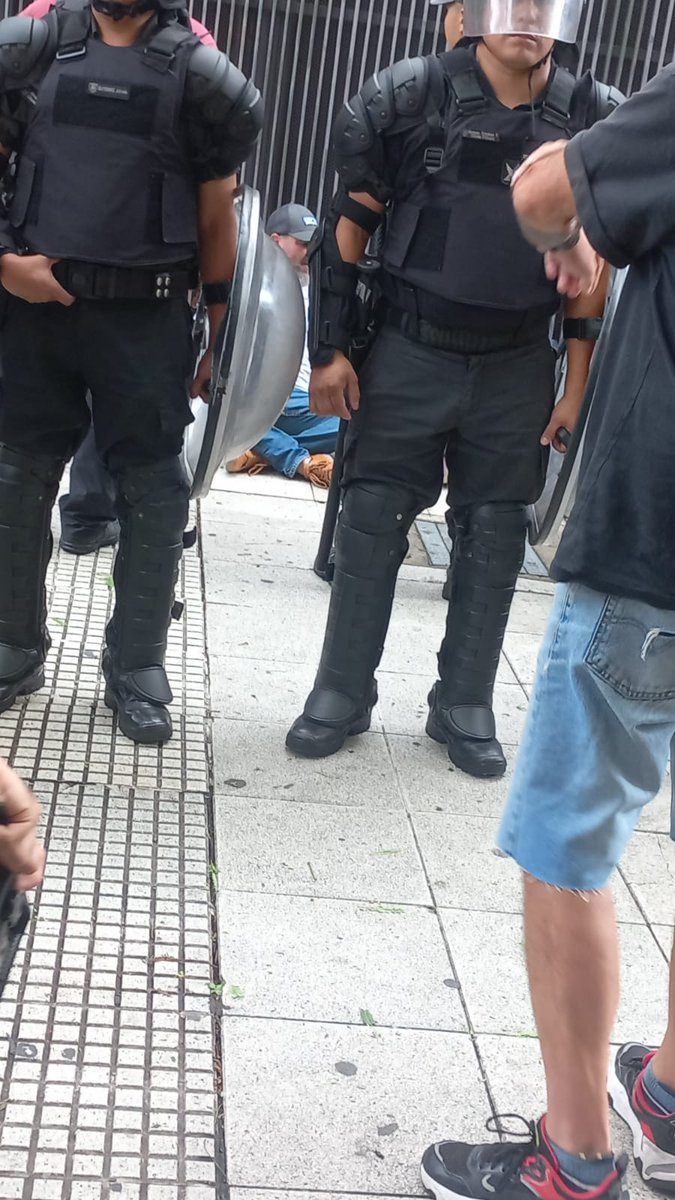 🚨 URGENTE 🚨 En estos momentos se están llevando detenidos a nuestros compañeros Rafael Klejzer y Laura Bitto en el marco de un reclamo hacia el despido de casi 400 trabajadoras, necesitamos la máxima difusión y qué se acerquen a la comisaría apenas tengamos la información.