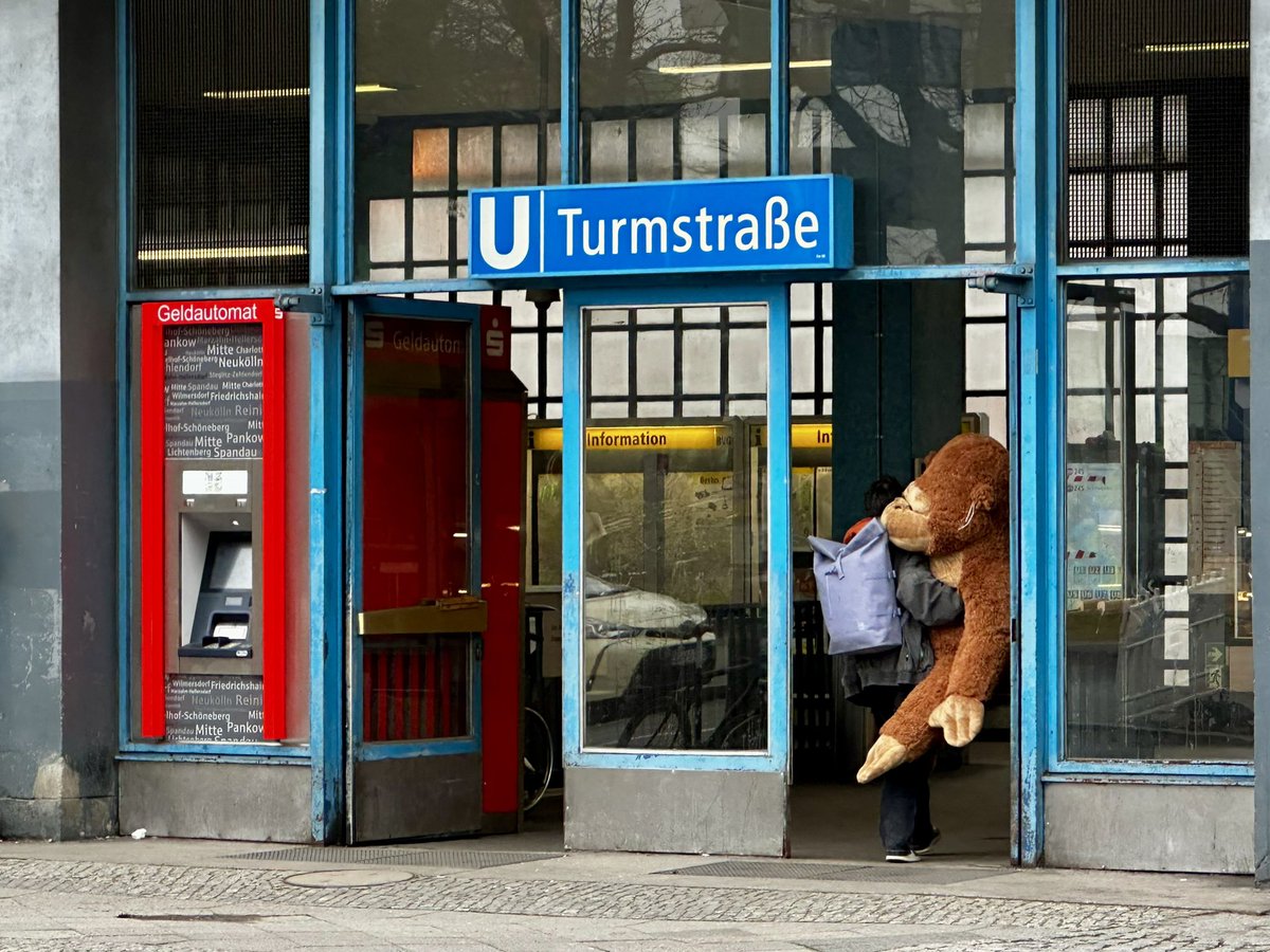 Stadtaffe 🐒🤗
#Berlin #Берлин <a href="/BVG_Kampagne/">Weil wir dich lieben</a>