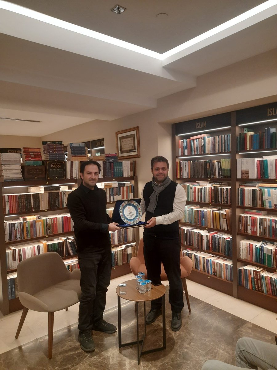 sehirlidernegi's tweet photo. 🗣️ «Şehir kültürü şehri bilen, keşfeden ve ona katkı sunan şehirliler eliyle gelişir»

Tarihçi-yazar Zafer Bilgiyle şehirde yaşama sanatına dair keyifli bir söyleşi gerçekleştirdik.

Katılan herkese teşekkür ederiz. https://t.co/9Axt3hauHK