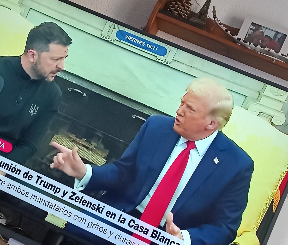Que basura de presidente..
Nunca hubo un presidente tan zafio y tan desgraciado como el pato Donald Trump.