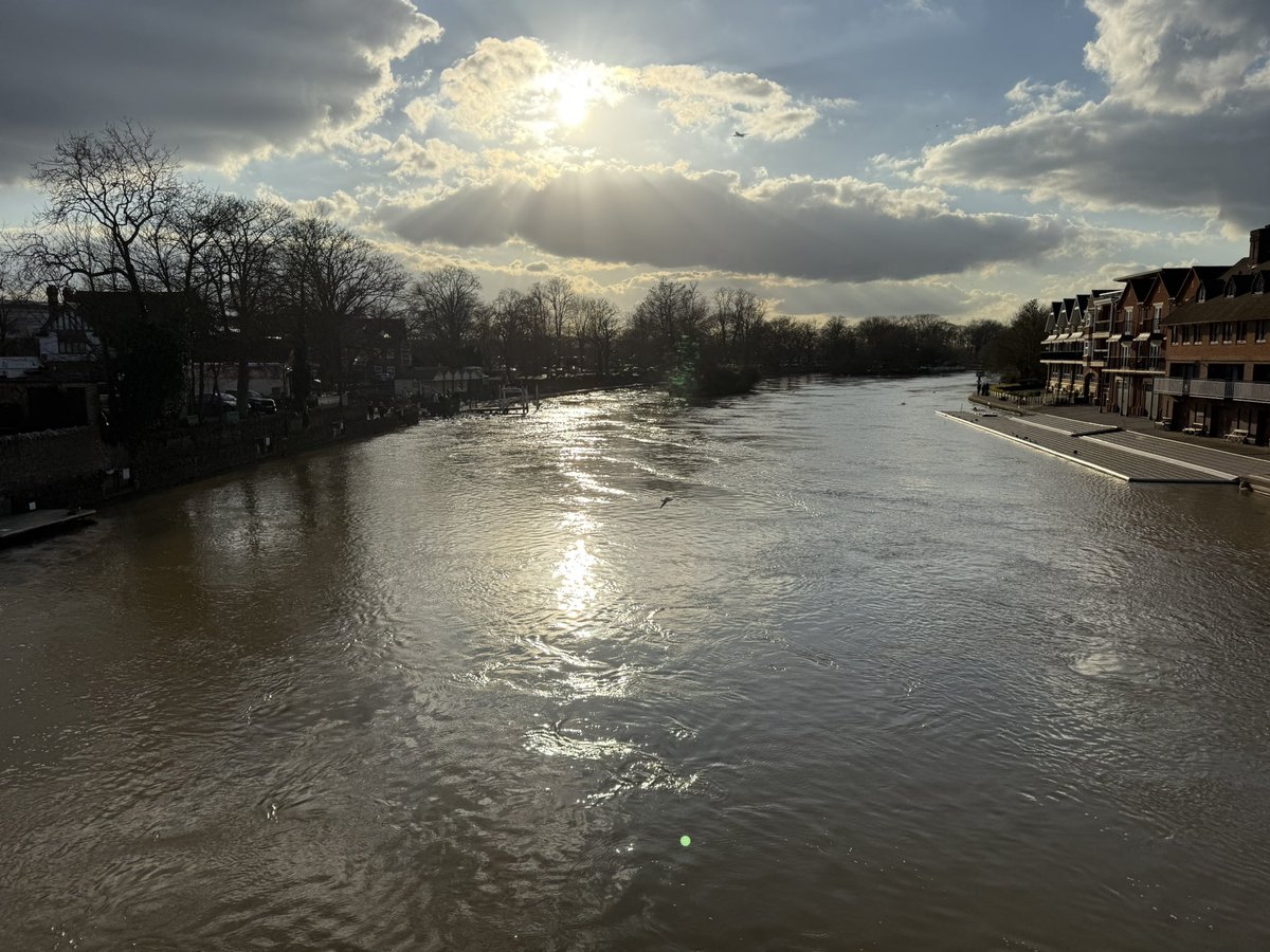 Working in beautiful Windsor today. Mist over the river from the Brocas on a very cold morning then golden sunshine on the river this evening. Spring is on the way! 🤞