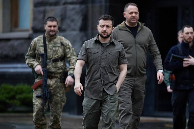 Kim ne derse desin Zelenski onurlu bir adam!

Beyaz Saray'da bugün gerçekleşen tartışmayı şimdi aşağılama olarak görenler olsa bile, tarih Zelenski'yi ülkesini ve halkını Beyaz Saray'da onurlu ve kahramanca savunan adam olarak yazacaktır. Ben tartışmayı izlerken bir aşağılanma