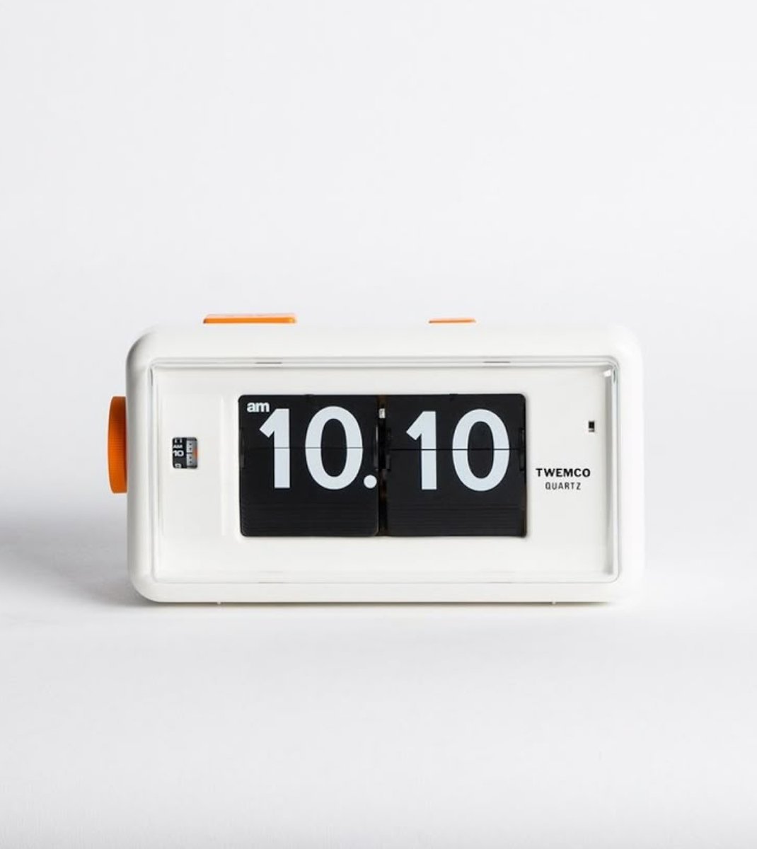 dariusdan's tweet photo. I want to go analog with the alarm. Phone can give anxiety. ⏰ https://t.co/r0GLZu99j3