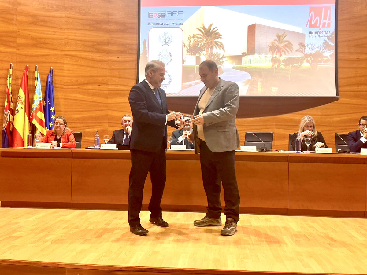 La @universidadmh reconoce la labor del profesor de la <a href="/epse_umh/">EPSE</a>, Miguel Ángel Oliva Meyer, con la Insignia de Honor de la #UMH por su destacada contribución al progreso de la institución y su inestimable apoyo a la formación de ingenieros e ingenieras. Su liderazgo ha llevado a