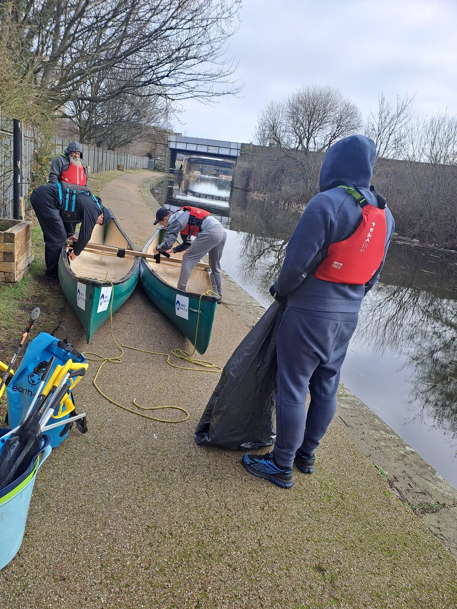 Great morning with <a href="/CRTRobLangdon/">CRT Rob</a> 😊 Managed to get a few full bags of litter out of the canal 😯