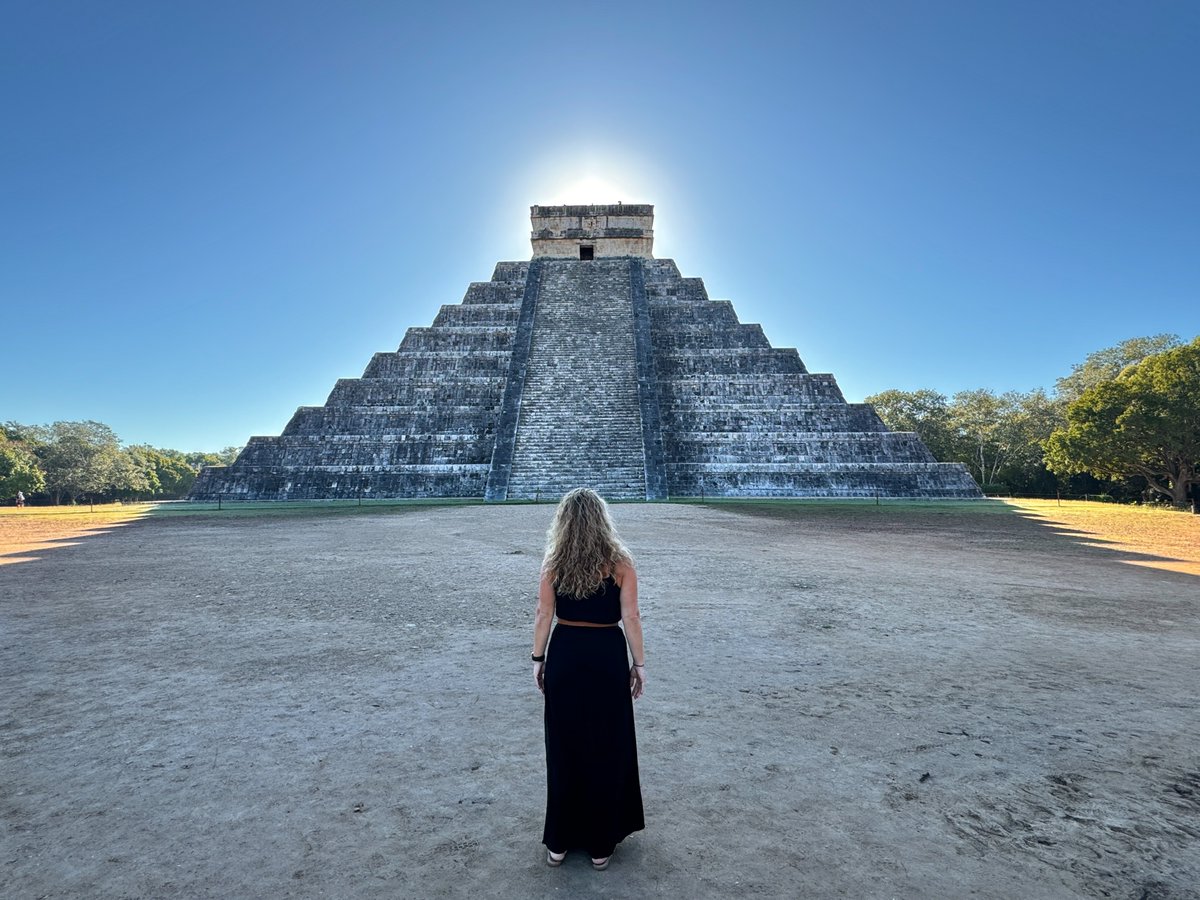 Ver Chichén Itzá en fotos es cool. Pero verla en vivo y sentir la energía de los mayas es otro nivel. ¿Ya la tienes en tu bucket list? 😍🔥 #VisitYucatan
