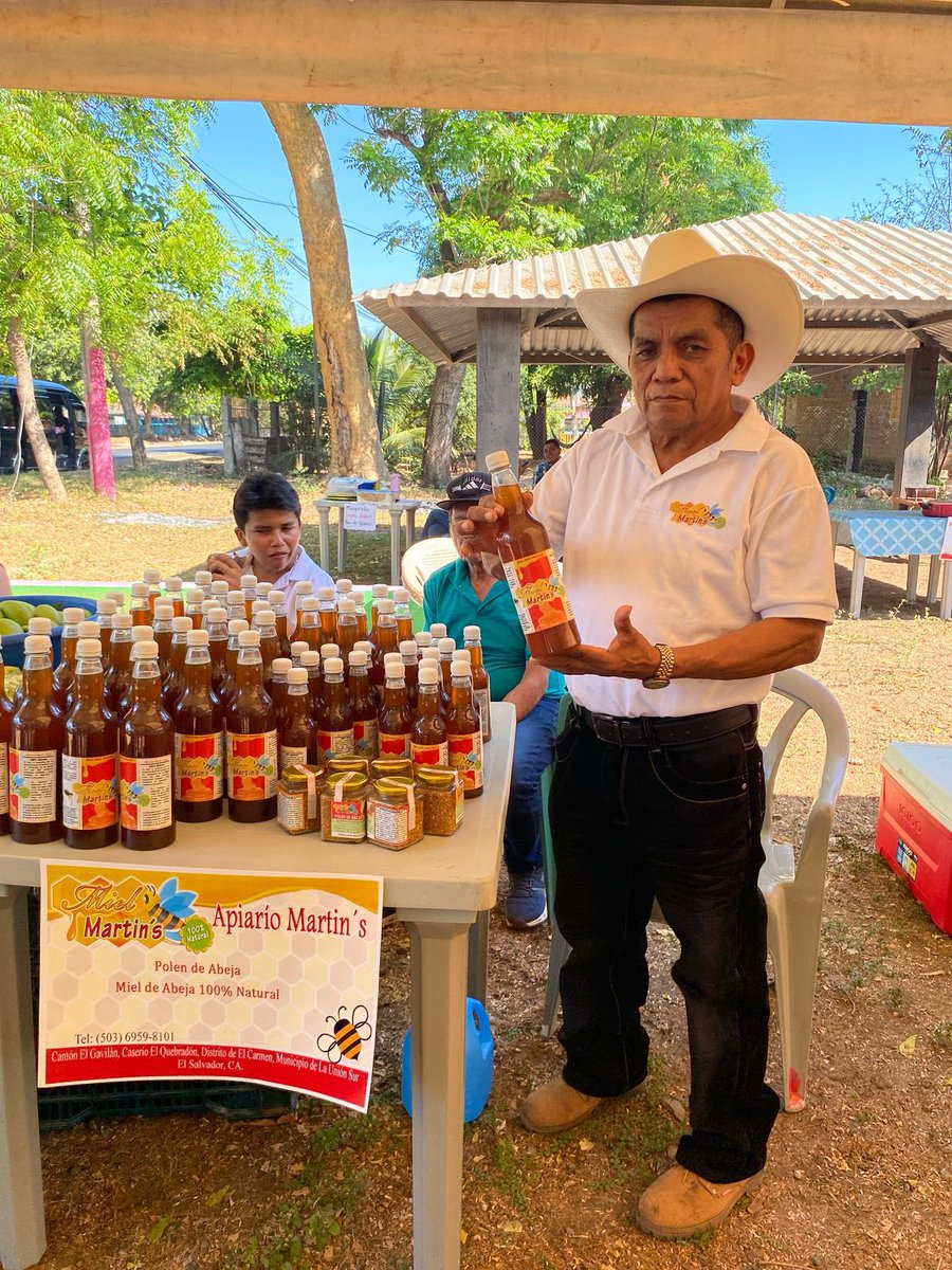 ADELLaUnion's tweet image. Este día estamos llevando a cabo un #agromercado en Conchagua con apicultores, productores de frutas y de hortalizas en el marco del programa @ALINVESTVerde con el apoyo de @UEenElSalvador