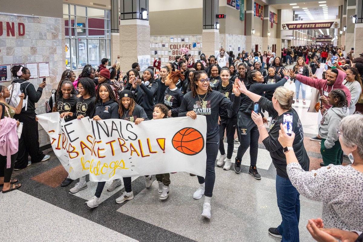 📸: Historic teams need big send-offs!! 

<a href="/sc_ladyhoops/">Summer Creek Lady Bulldogs</a> was celebrated on campus on Friday morning as the entire <a href="/HumbleISD_SCHS/">Summer Creek High</a> community came out to cheer on the team as they head to San Antonio to play for the Class 6A Division I State Championship. #ShineOn 💫