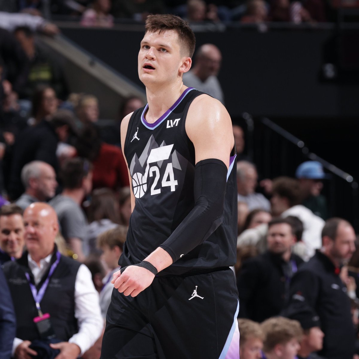 ElMundoNBA's tweet photo. 🗒️Dato🗒️
Walker Kessler se unió a  Nikola Jokić como único jugador en la historia de la NBA en conseguir 25+ PTS, 10+ REB, 5+ AST  y 0 pérdidas de balón consiguiendo un 100% de tiros de campo. 
#datosnba #dormiresdecobardes https://t.co/yFfLqjKNez