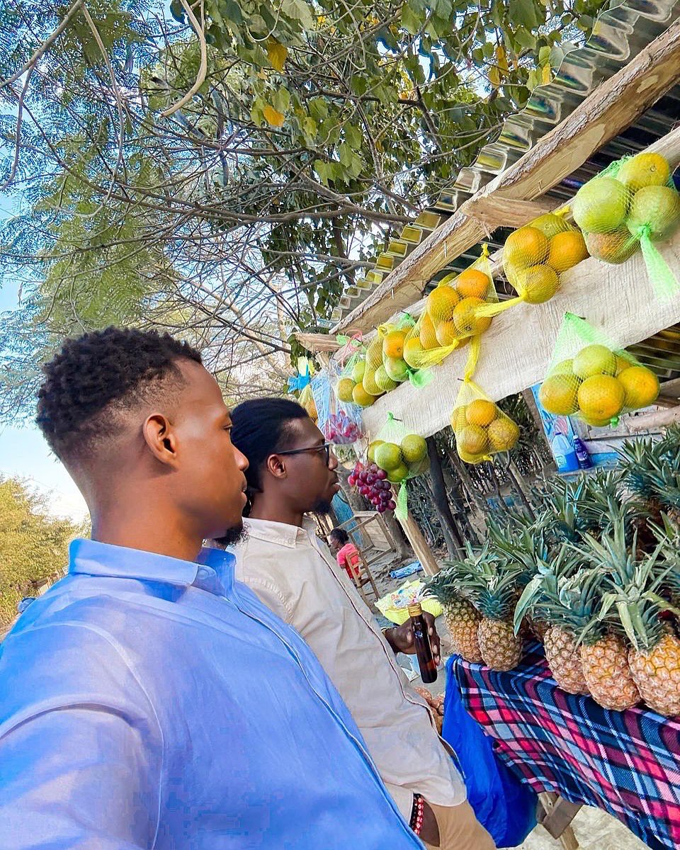 MarkenroodTbs's tweet photo. Gen moun kap chèche ekzotik nan liv, men nou menm nou viv li chak jou bò lari a. Isit la pagen makèt, pagen kòd ba… Se tè a, solèy la, men ki travay chak jou ki bay eksperyans sa a. Chak Zoranj, chak Anana se yon moso istwa, yon idantite, yon fyète. https://t.co/NSJjsw8h9j