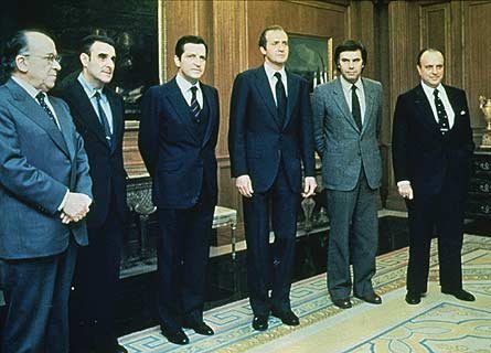 MCRC__es's tweet photo. 🧵 Tal vez notes desde hace tiempo que algo va muy mal en la política española, aunque quizá no sepas bien qué es ni sepas cómo explicarlo

¿Y si te cuento cómo nos han estado mintiendo los últimos 50 años?

Peligro: este hilo te va a hacer pensar⬇️ https://t.co/rs8UMsx53T