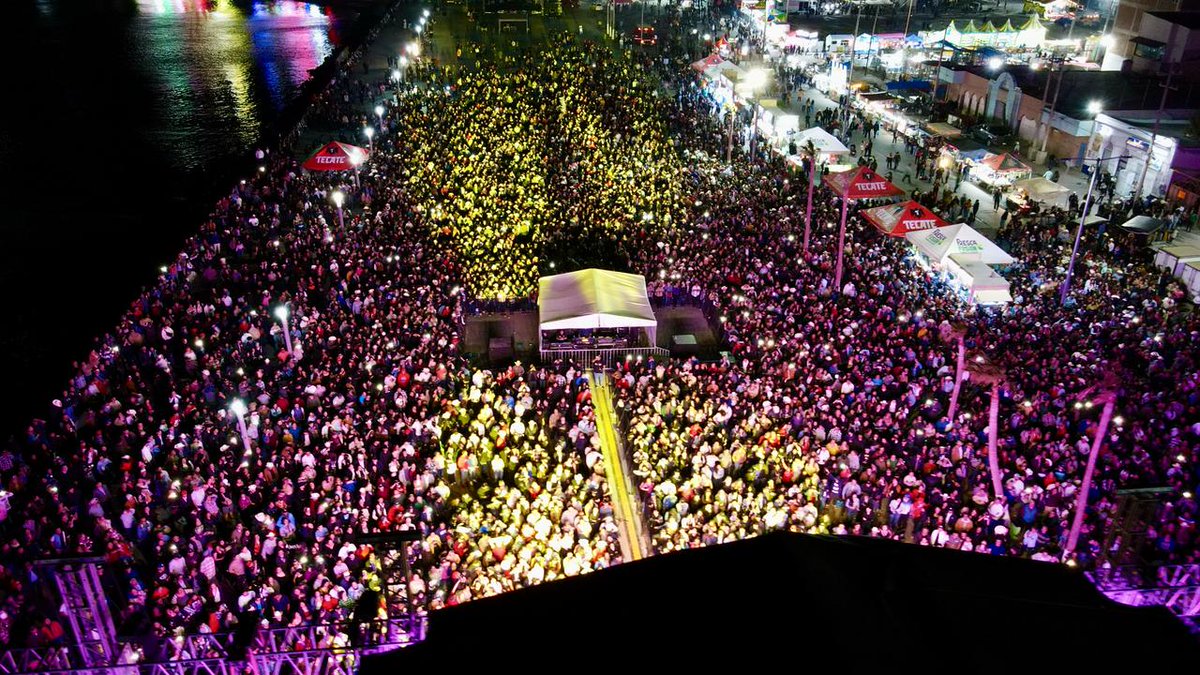 karlacordova15's tweet photo. Nuestro primer baile de este Carnaval Guaymas 2025 ¡La fiesta es nuestra! recibió a más de 15 mil visitantes, quienes disfrutaron de la música y alegría con la presentación del Grupo Laberinto.

¡Es un gusto tenerlos en esta gran celebración!

#Guaymas
#SomosGuaymas
#HaciendoLaDiferencia