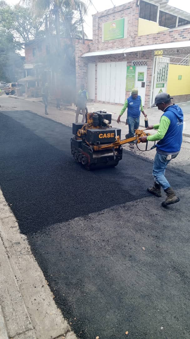 Seguimos trabajando en el bacheo de todo el municipio con nuestro operativo, el día de hoy realizamos labores en el sector Sanchero de la Cumaca 

¡Seguimos trabajando!